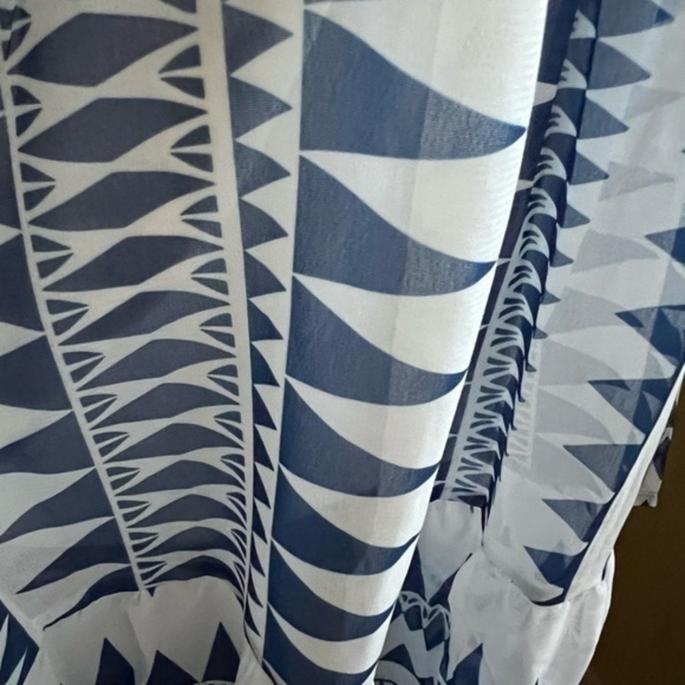 Lovely blue & white lined dress. Size M. Light and flowing. - Picture 3 of 3